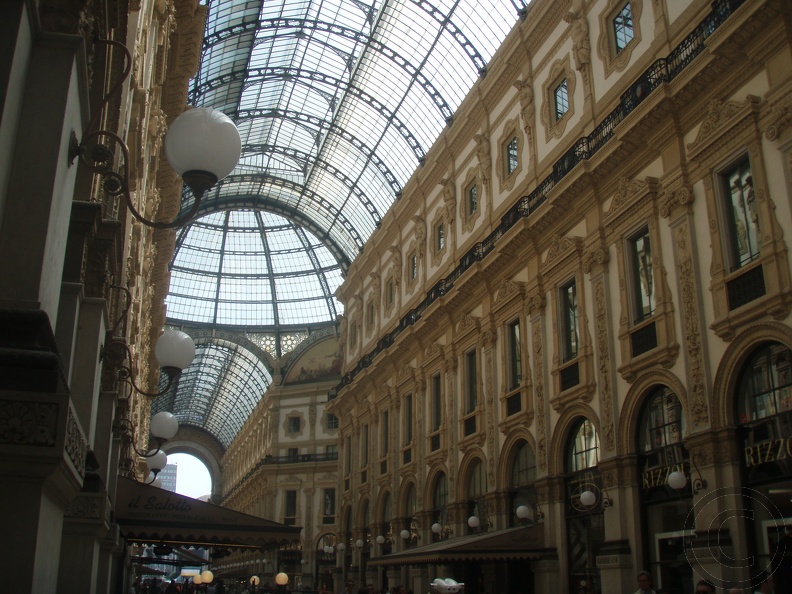 Galleria Vittorio Emanuele II in Milan P5260046.jpg