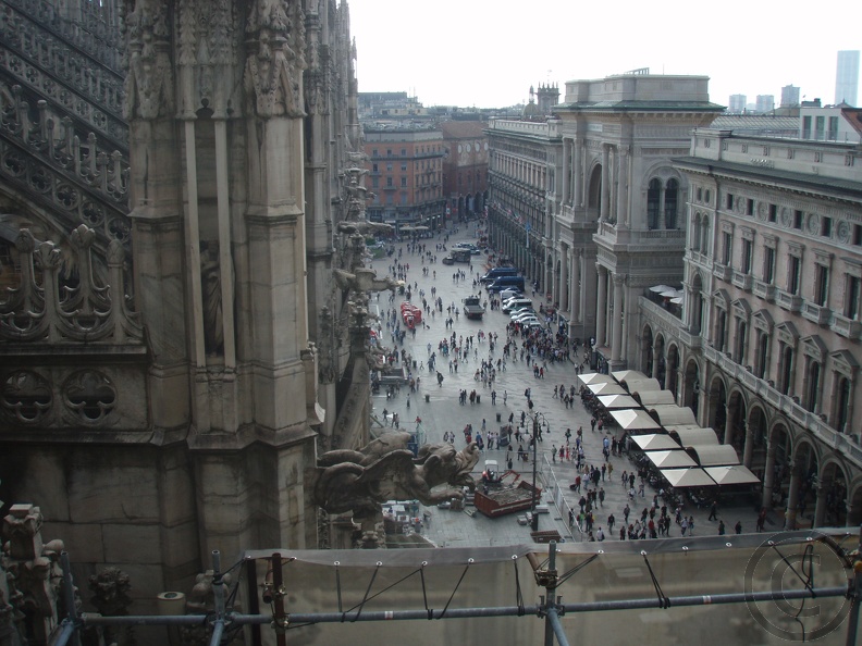 Milan street from the rooftop of Duomo di Milano. Galleria Vittorio Emanuele II in Milan is to the right. P5260085.jpg